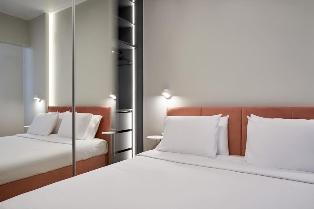 Appartement Little Gem: Modern Urban Retreat à Athènes Extérieur photo