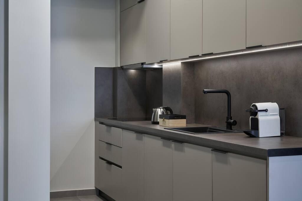 Appartement Little Gem: Modern Urban Retreat à Athènes Extérieur photo