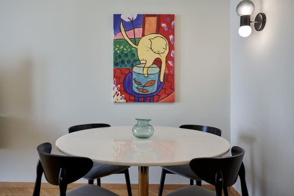 Appartement Little Gem: Modern Urban Retreat à Athènes Extérieur photo