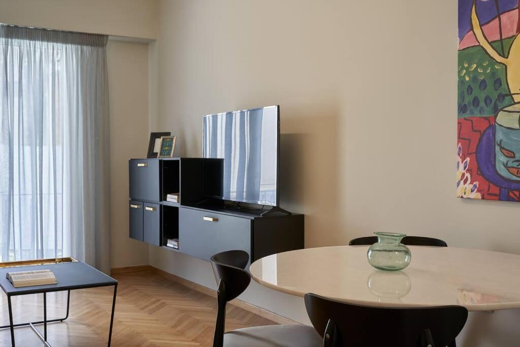 Appartement Little Gem: Modern Urban Retreat à Athènes Extérieur photo