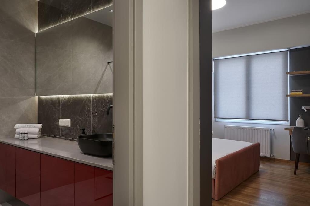 Appartement Little Gem: Modern Urban Retreat à Athènes Extérieur photo