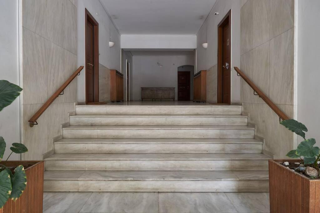 Appartement Little Gem: Modern Urban Retreat à Athènes Extérieur photo