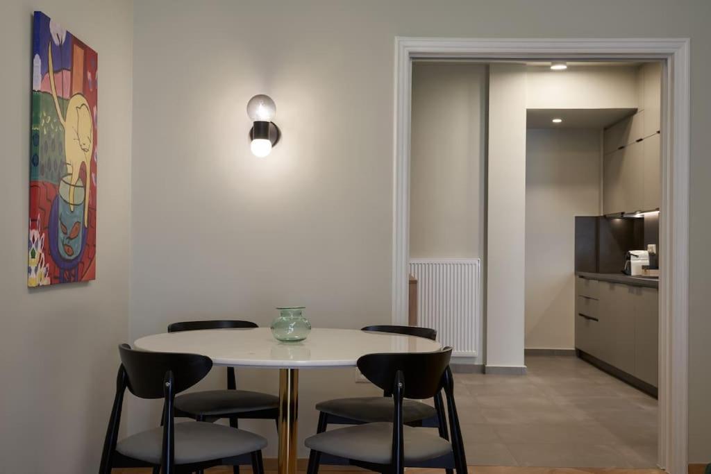 Appartement Little Gem: Modern Urban Retreat à Athènes Extérieur photo