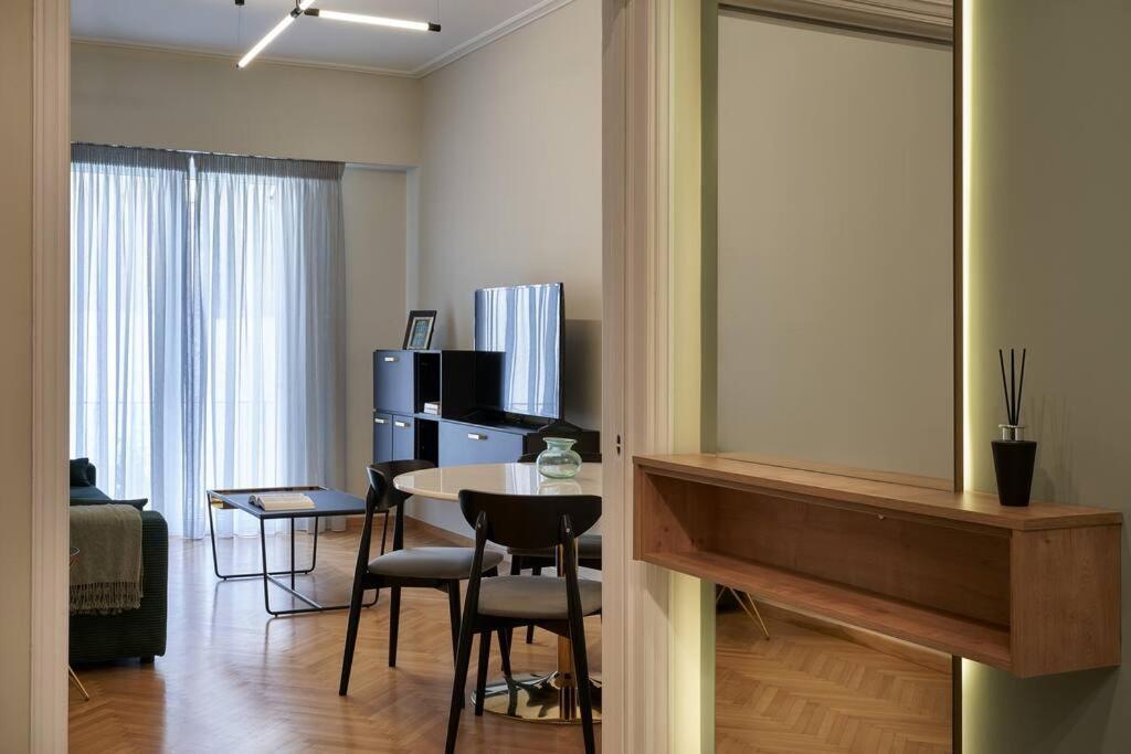 Appartement Little Gem: Modern Urban Retreat à Athènes Extérieur photo